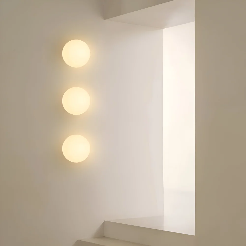Luno – Minimalistisk Rund Vägglampa i Mjölkglas med Järnbas