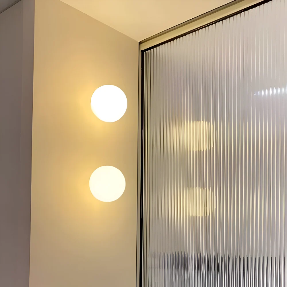 Luno – Minimalistisk Rund Vägglampa i Mjölkglas med Järnbas