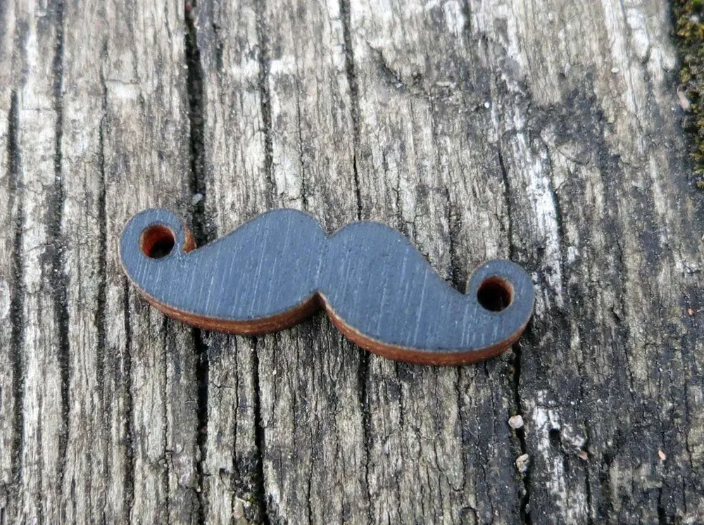 Connector Trä - Mustasch Onyx 25x7mm 1 styck