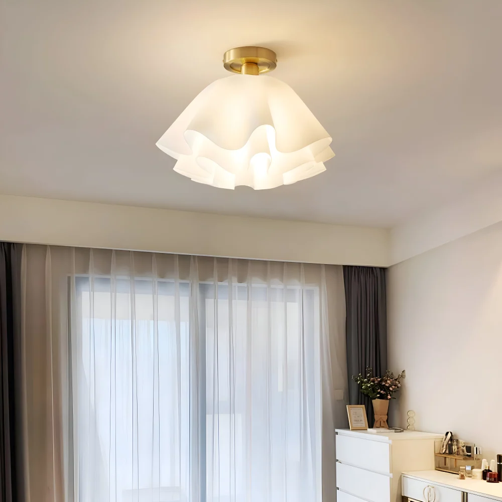 Floravie – Blomformad Krita Taklampa i Akryl med Gyllene Bas
