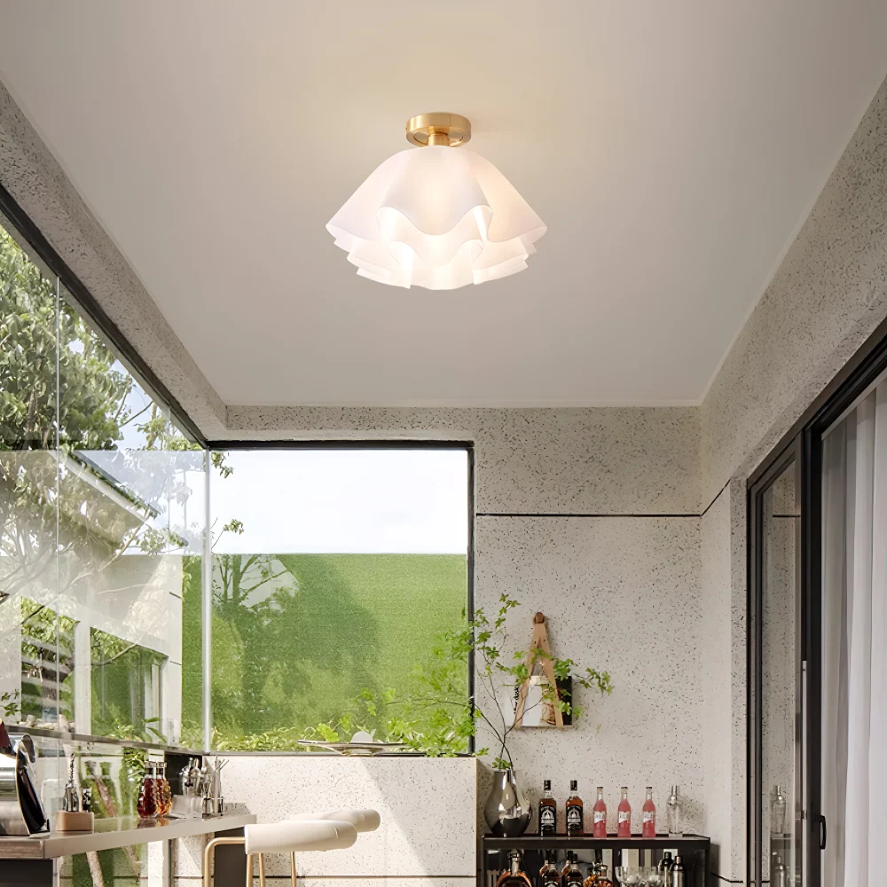 Floravie – Blomformad Krita Taklampa i Akryl med Gyllene Bas