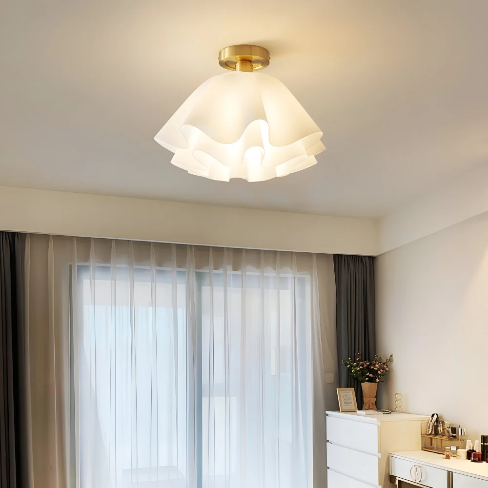 Floravie – Blomformad Krita Taklampa i Akryl med Gyllene Bas