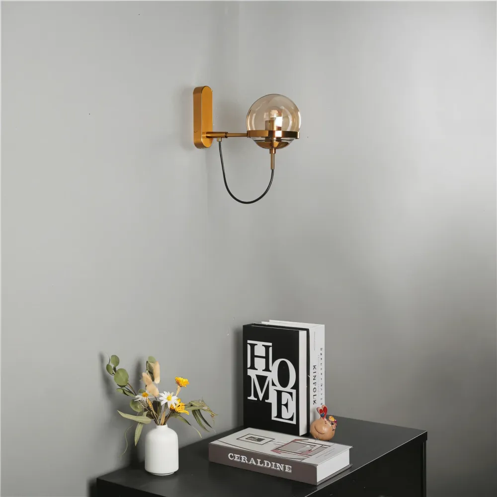 ScandiShine – Vägglampa i Glasglob med Nordisk Design och LED-belysning för Inomhusbruk Svart