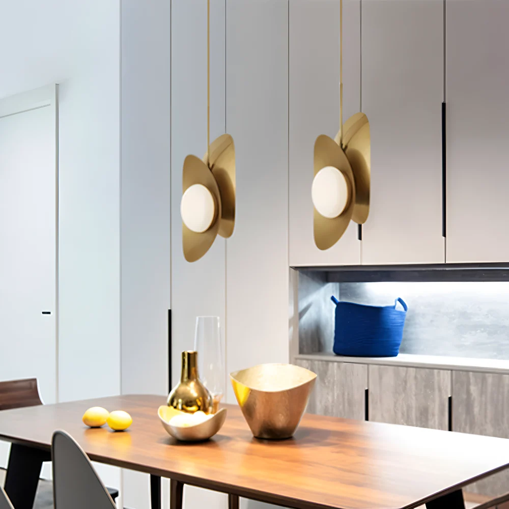 AureaShell – Lyxig Pärlglas Pendellampa med Guldfinish