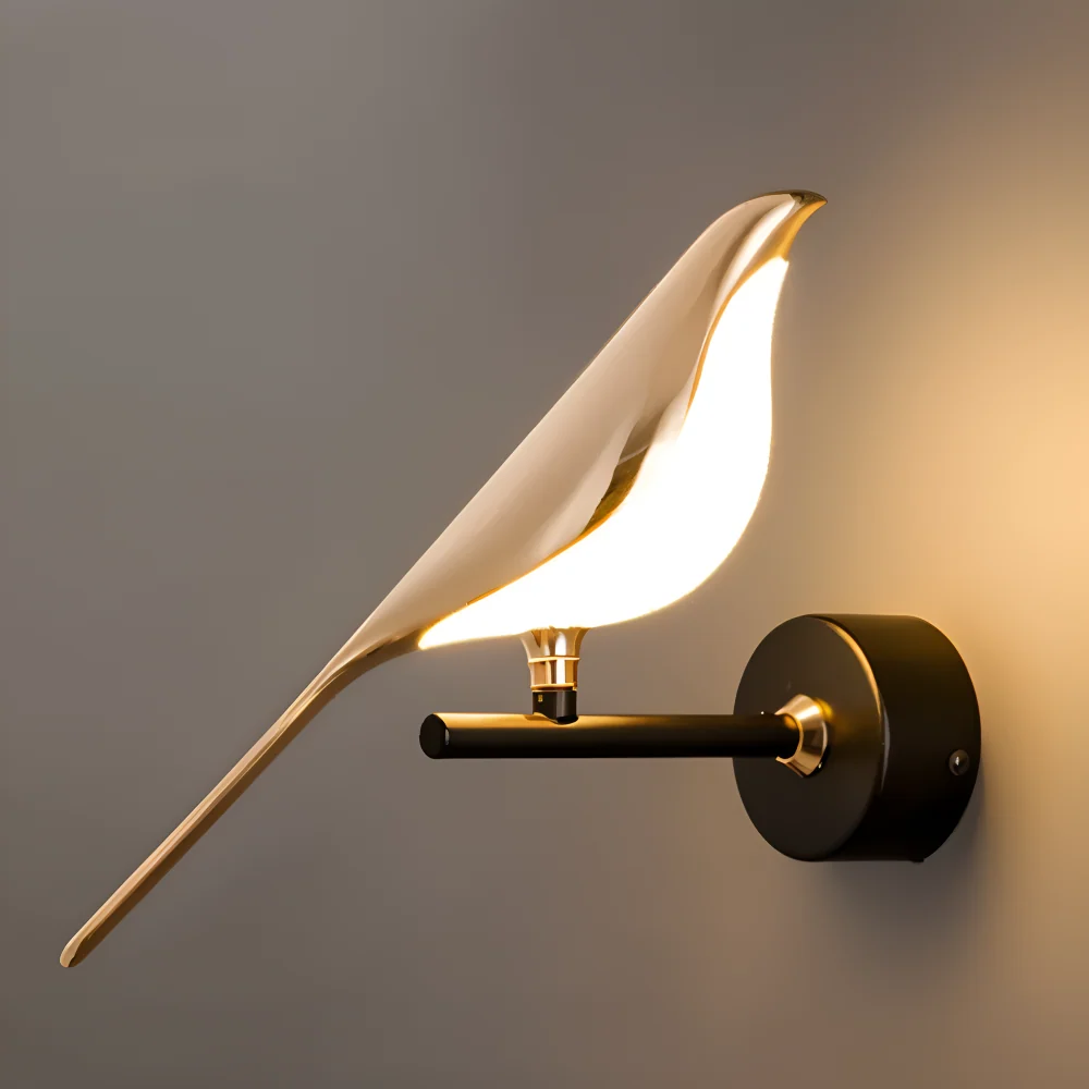 Aves Glow – Guld Vägglampa med Roterande Fågeldesign och LED-belysning