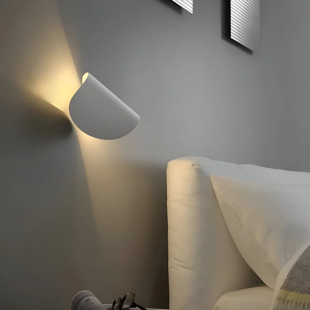 Twist – Vägglampa i Alloy med Roterande Geometrisk Design Svart