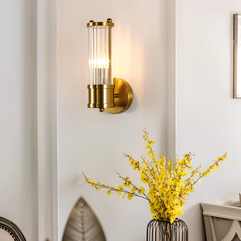 Aurelia – Vägglampa i Guld med Ribbade Kristalldetaljer och E14 LED-belysning
