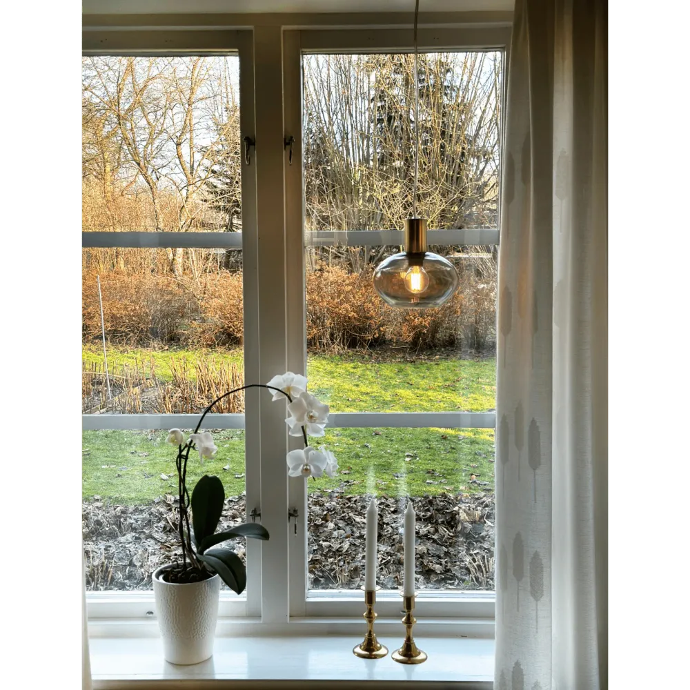 BELL fönsterlampa, matte mässing/rök