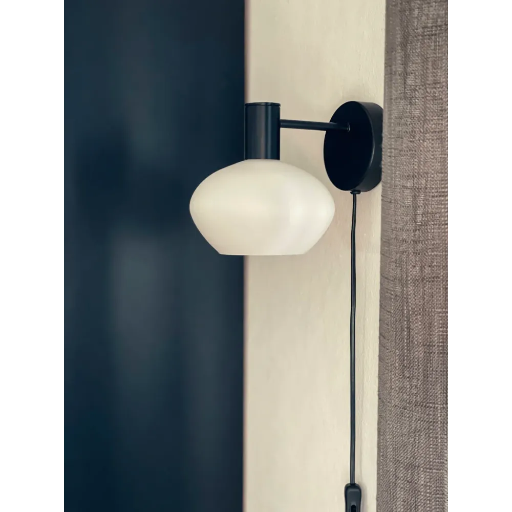 BELL vägglampa, svart/vit Compatible Alexa