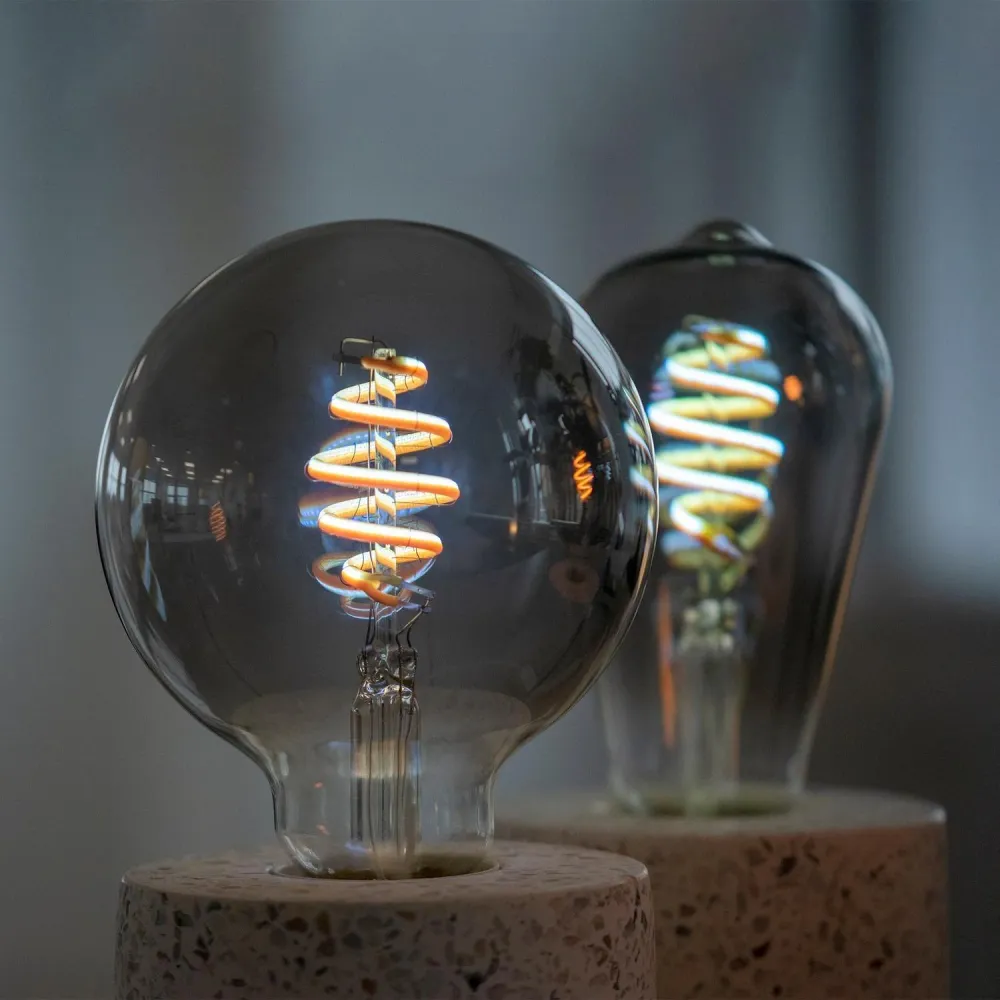 Smart lampa, WiFi, Hombli Connected Bulb Smokey G95, E27, LED, CCT, 5,5W, Dimbar, Retro Filament, med retrofilament
