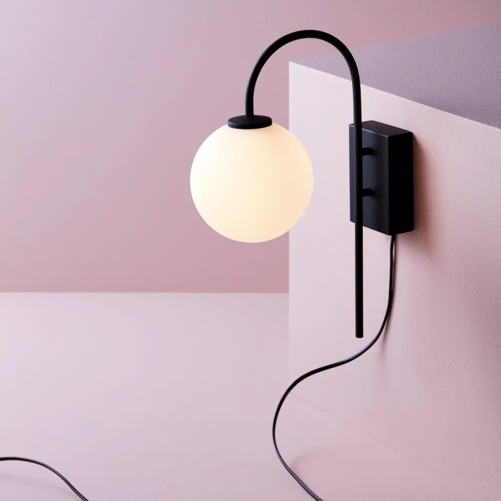 Vägglampa Ballon svart/opal glas (Energy Star)