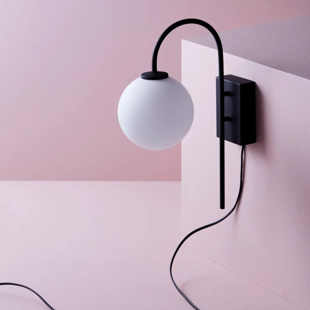 Vägglampa Ballon svart/opal glas (Energy Star)