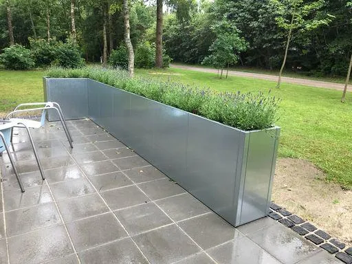 Vinklad blomlåda i galvaniserat stål CUBY – 185 × 115 × 40 × 80 cm