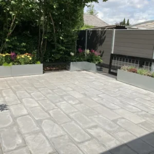 Vinklad blomlåda i galvaniserat stål CUBY – H40 cm, flera längder