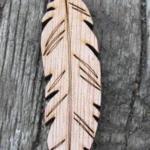 Hänge Trä - Fjäder 70x18mm, 1 styck