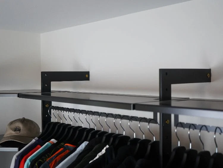 Förlängningsmodul AXIS – 71 × 205 cm, svartlackerat, 2 hyllor med klädstång + 1 hylla