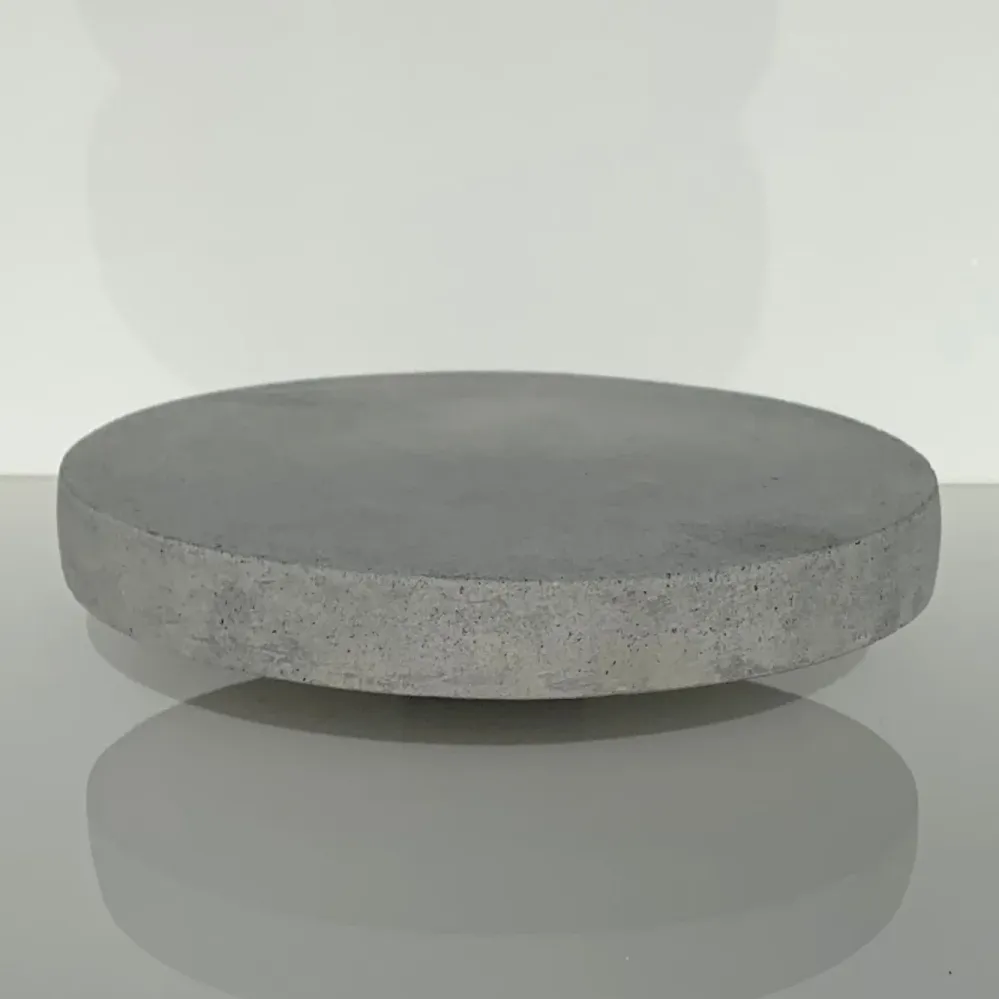 Trampsten i betong, diameter 19,5 cm.