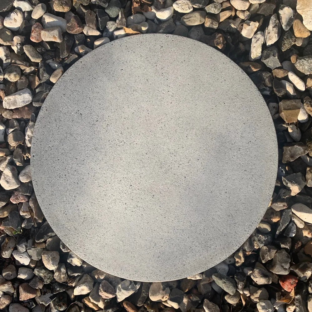 Trampsten i betong, diameter 19,5 cm.