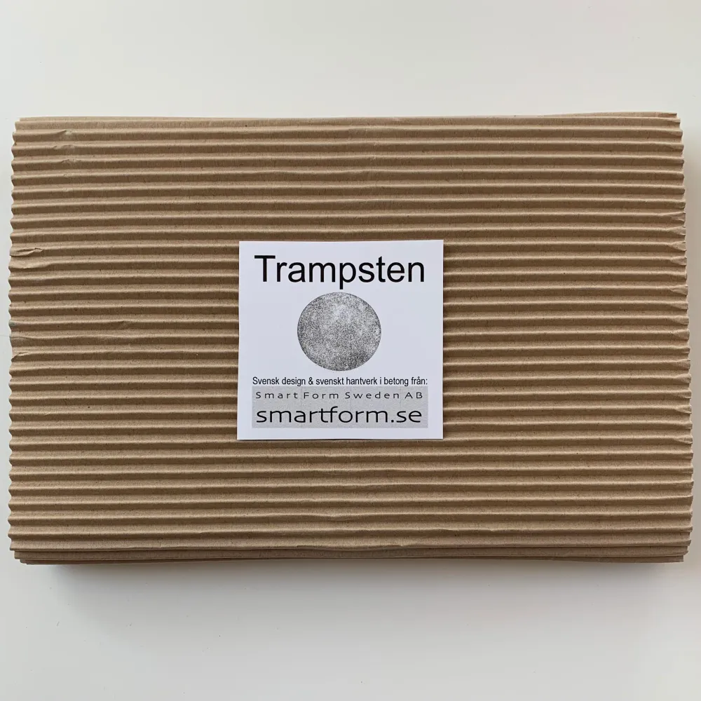 Trampsten i betong, diameter 19,5 cm.