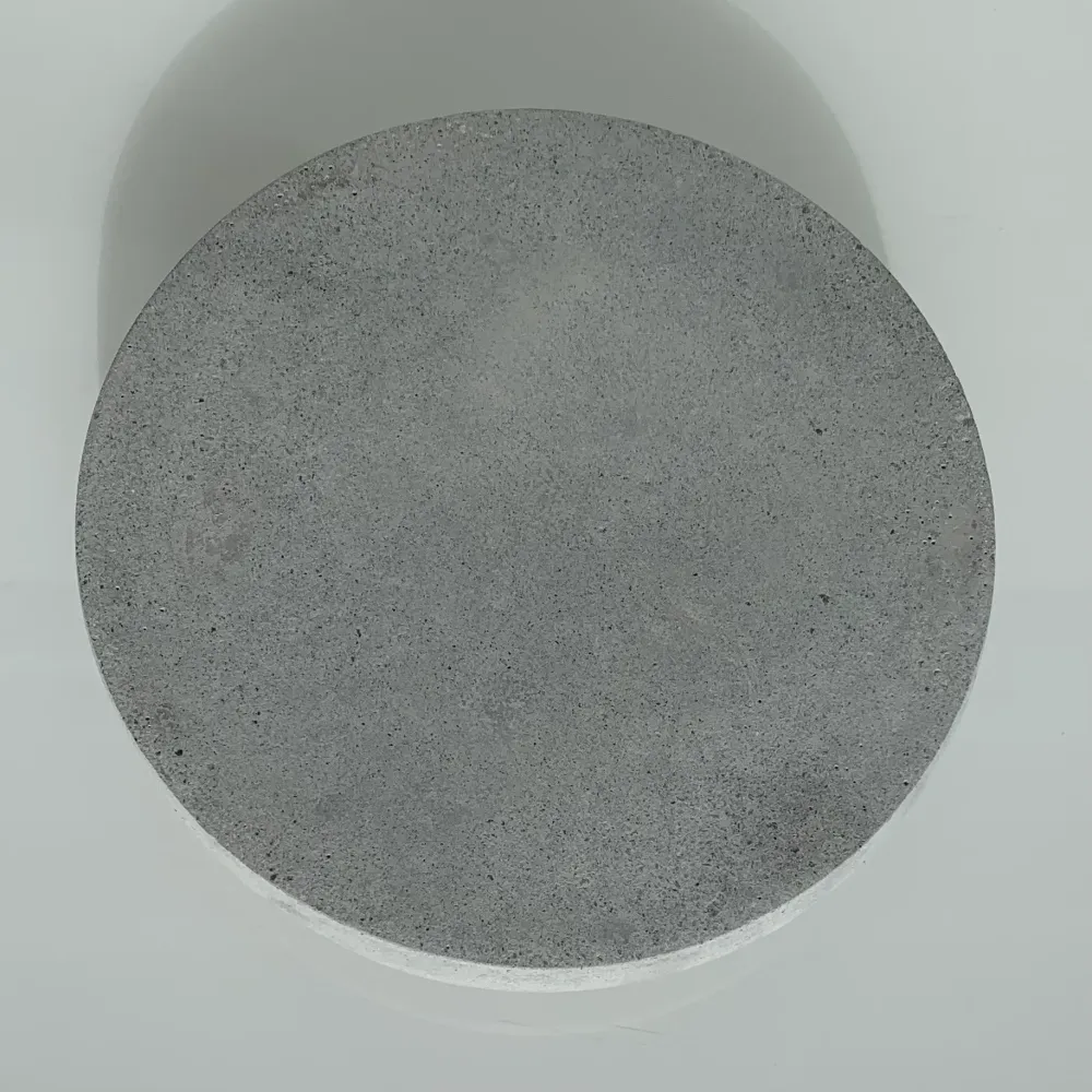 Trampsten i betong, diameter 19,5 cm.