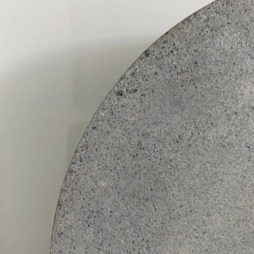 Trampsten i betong, diameter 19,5 cm.
