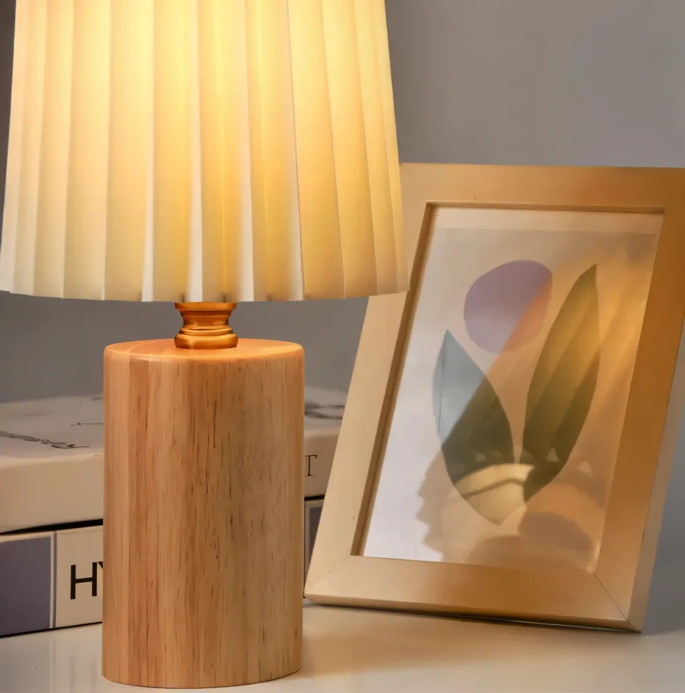 ScandiChic Bordslampa i Trä - Bordslampa i Nordisk Plisserad Tyg
