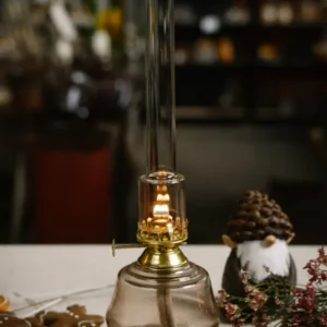 Fotogenlampa i askrosa glas med mässingsdetaljer