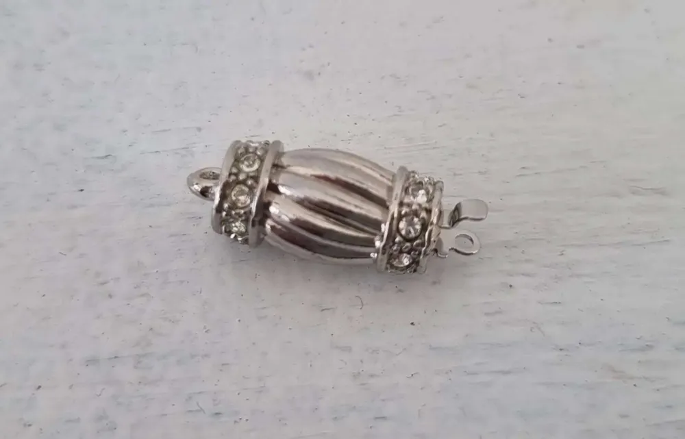 Claspgarten Instickslås - Oval Randig med Swarovski Kristaller 15x7mm 1 styck