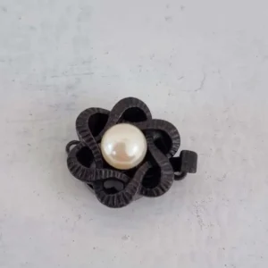 Instickslås - Rund blomma med pärla svartfärgad 15mm, 1 styck