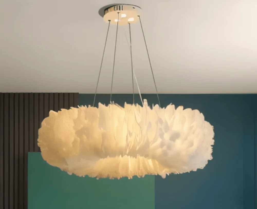 CircPlume Taklampa - Lyxig Cirkelformad Taklampa med vita Fjädrar Kall