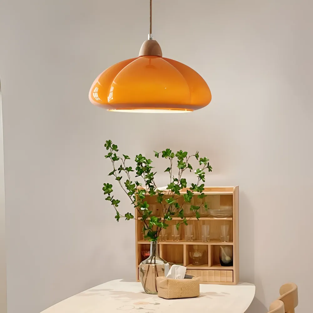 Pendellampa i retrostil - Pumpkin-inspirerad pendellampa i nordiskt glas och trä Orange