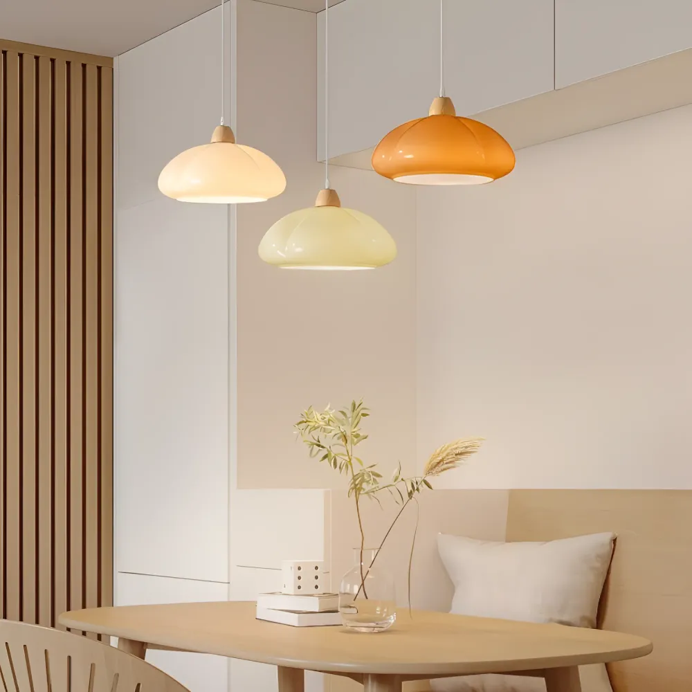 Pendellampa i retrostil - Pumpkin-inspirerad pendellampa i nordiskt glas och trä Orange