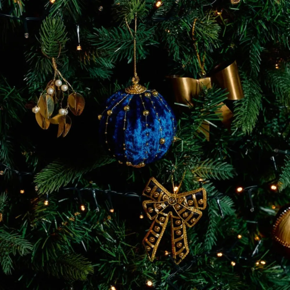 Anna+Nina Regal Bow Ornament DIY Projects