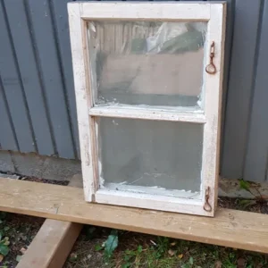 ARTIKELNUMMER 26 Ett litet kopplat fönster Mått:B 42,5 H63 Pris: 900kr