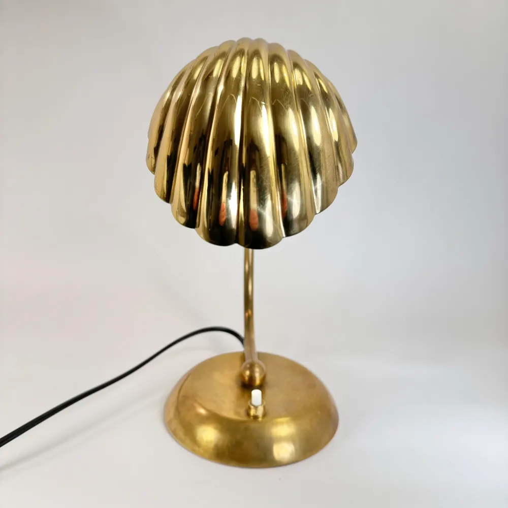 Clam shell table/wall lamp brass Drywall Installation