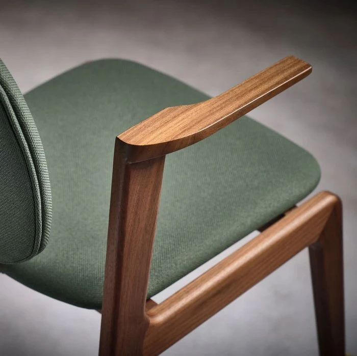 Ergonomisk design Cliff Karmstol Valnötsträ Cura
