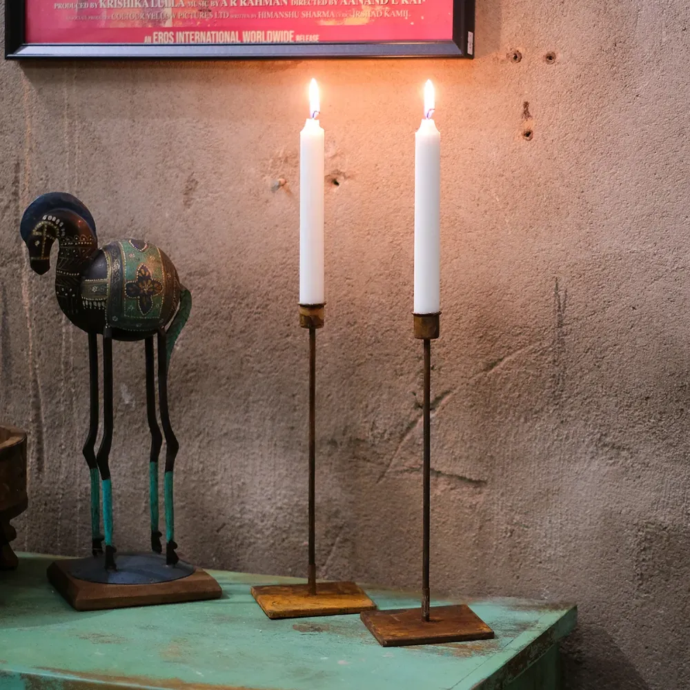 Hög konisk rostig ljusstake