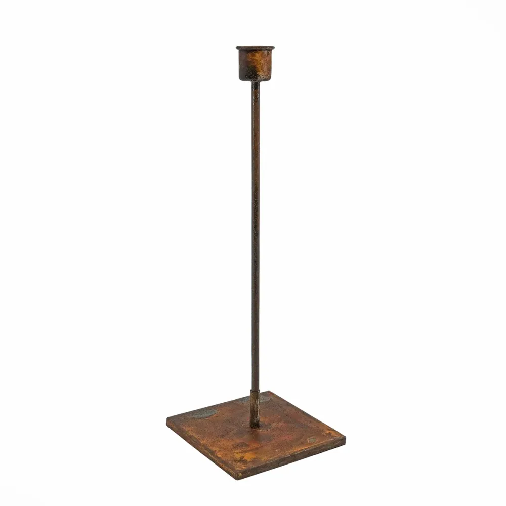 Hög konisk rostig ljusstake