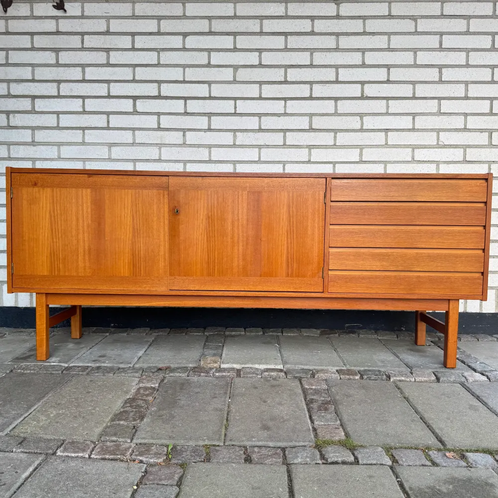 Lasernivå Sideboard i teakwood