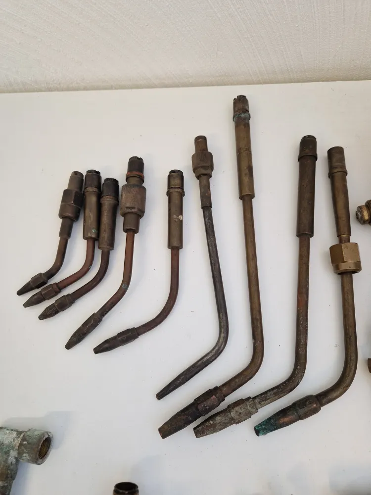 Äldre gassvetsutrustning i verktygslåda Brushed Nickel