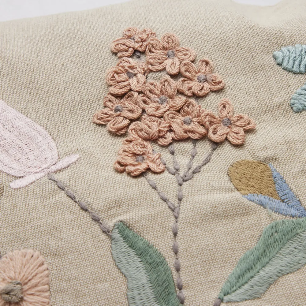 Magnetisk Inia broderade kudde 40x60 cm. sand
