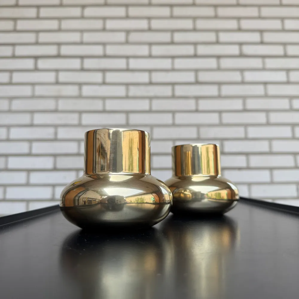 Paret ljusstakar i golden metal från Landskrona