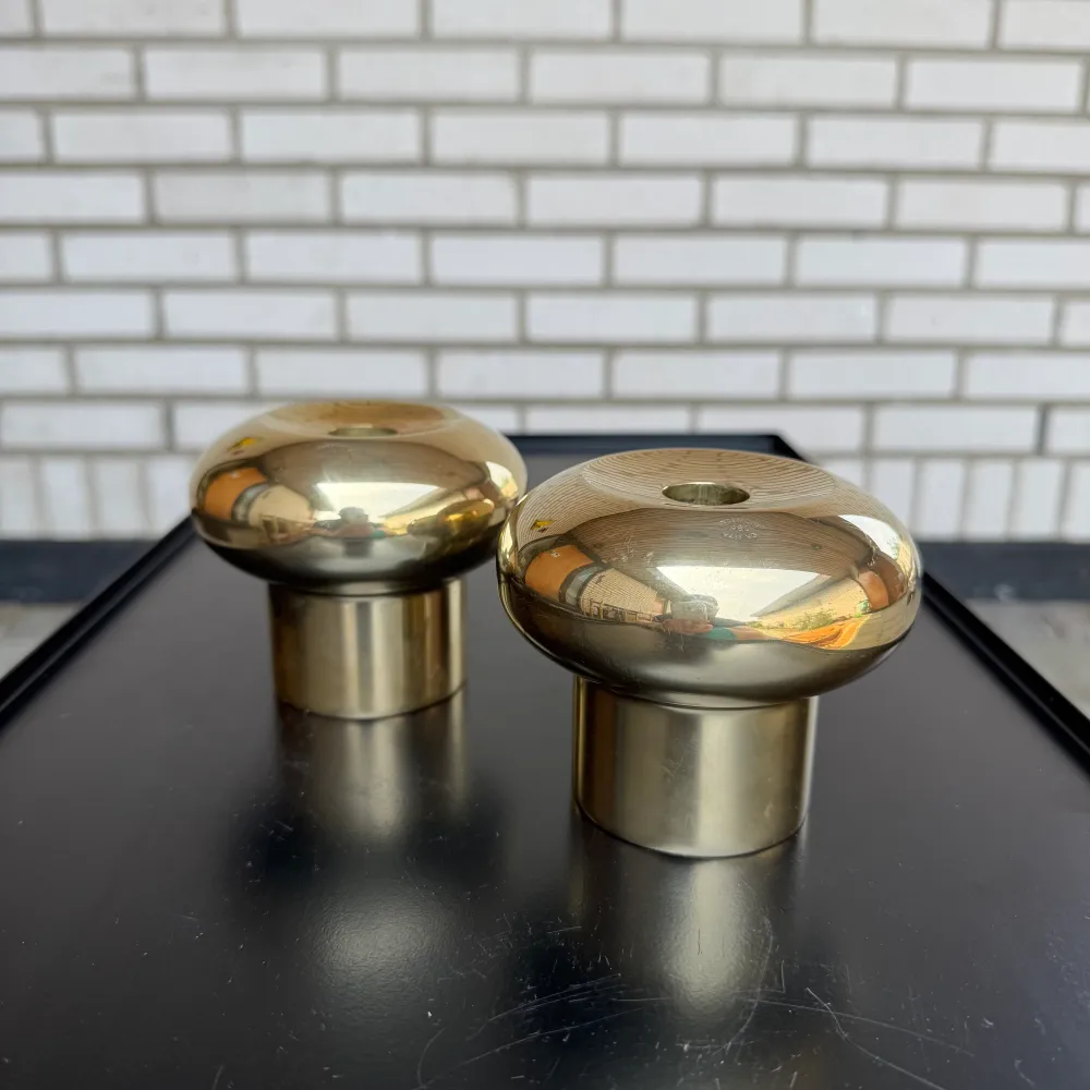 Paret ljusstakar i golden metal från Landskrona