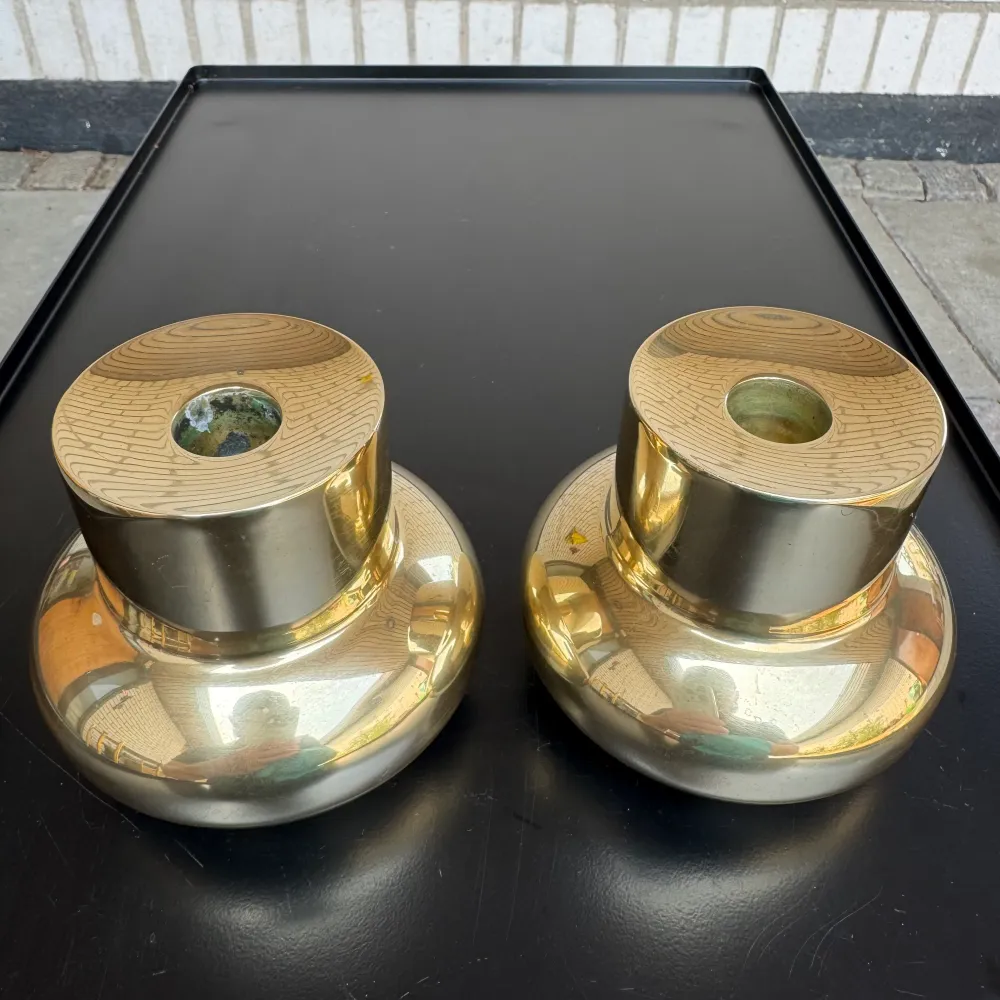 Paret ljusstakar i golden metal från Landskrona