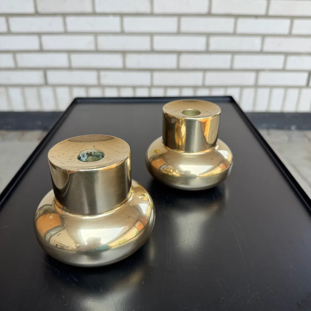Paret ljusstakar i golden metal från Landskrona