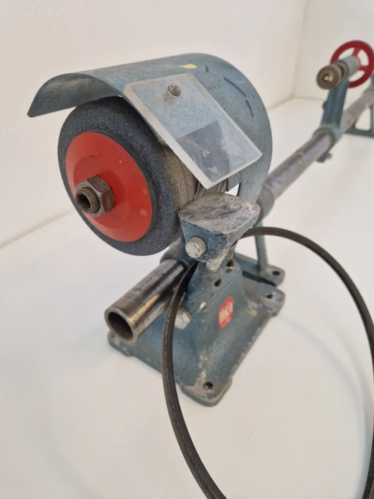 Träsvarv med slipsten utan motor