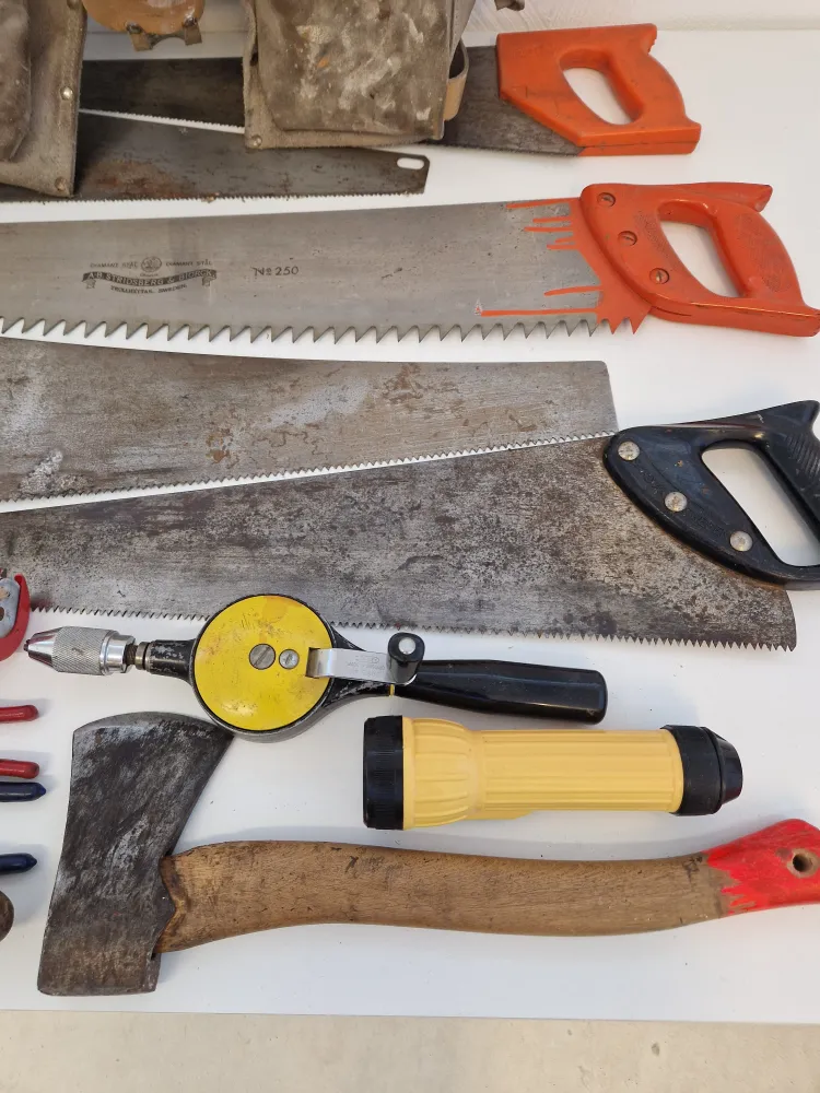 Verktygslåda i trä med div. kvalitetsverktyg Work Light