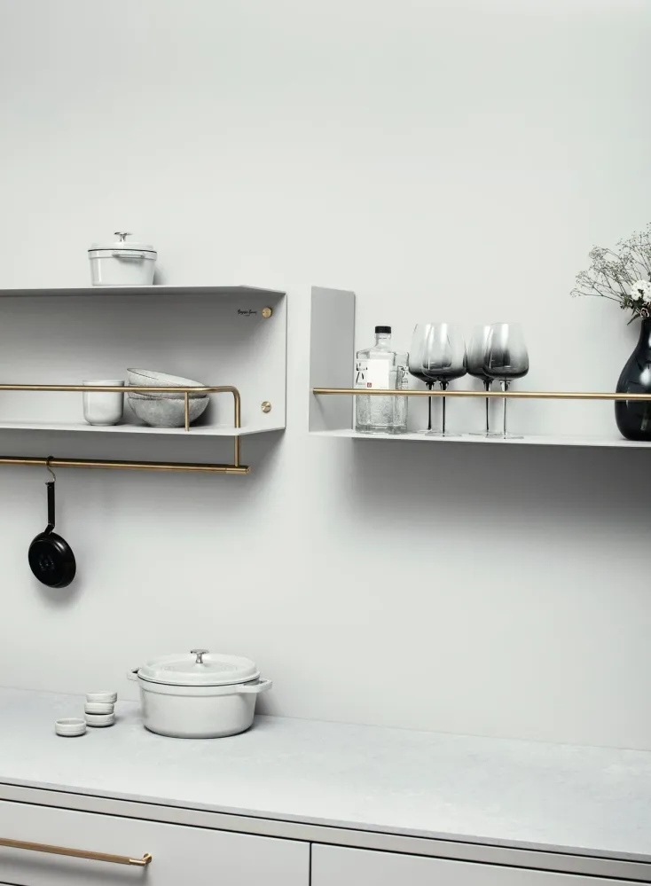 Girder hylla, grå och warm alloy • Buster + Punch