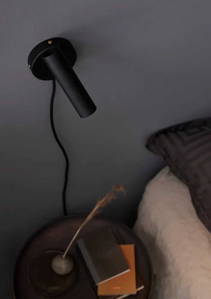 Precisionslödning Vägglampa Slender svartstruktur/mässing